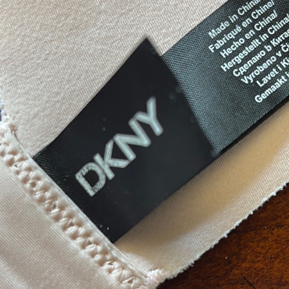 **DKNY Soft Blush/pale pink adjustable strap lightly padded bra Sz 32B - Picture 15 of 16